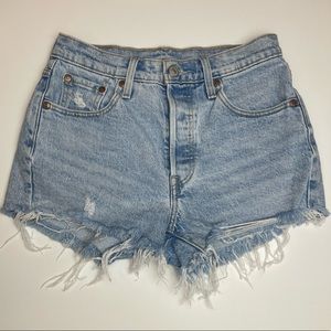 LEVI 501 - HIGH RISE JEAN SHORTS DISTRESSED- SIZE: W 25